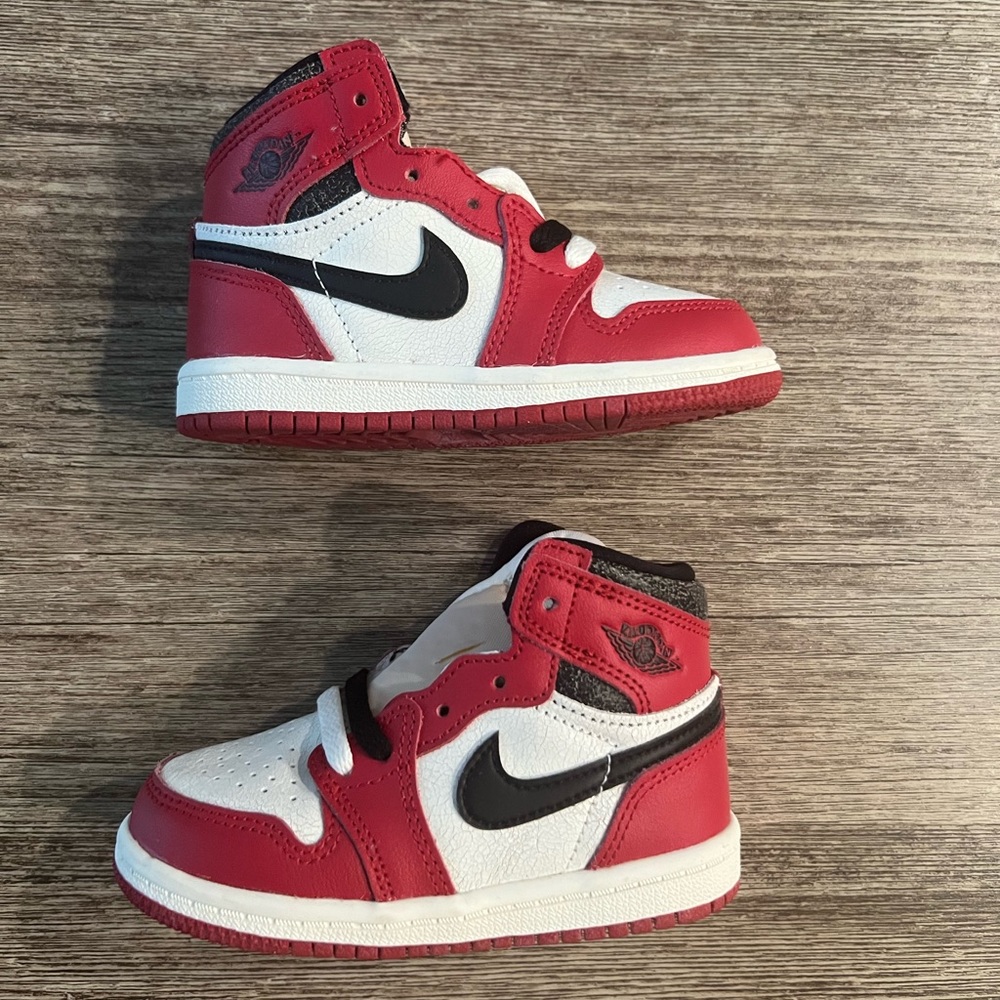 Air Jordan 1 Retro High OG ‘Chicago Lost And Found’ Size 7C